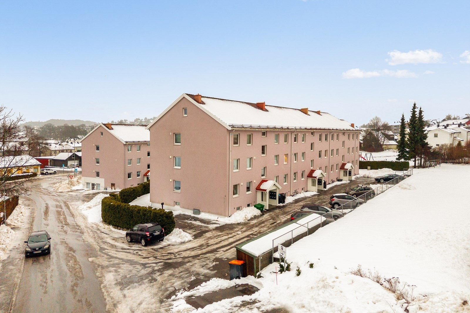 Bygget sett fra nordøst, som gir et godt inntrykk av fasaden og den arkitektoniske utformingen. Galleribilde