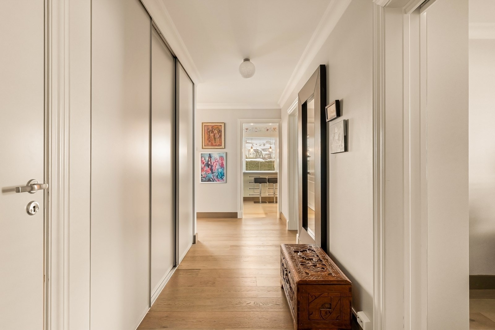 Lys og innbydende gang med moderne detaljer og god oppbevaringsplass i skyvedørsgarderobe. Galleribilde