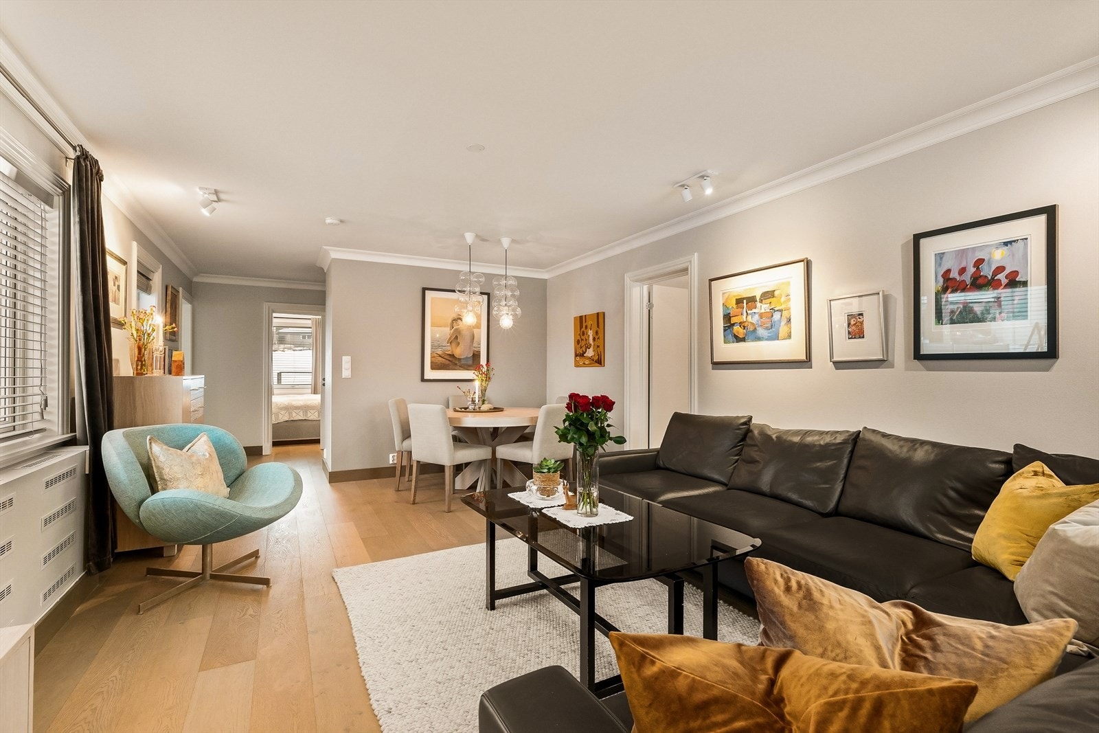 Åpen og romslig stue med innebygde radiatorer som sørger for jevn og behagelig varme hele året. Boligen leveres med fjernvarme, og både oppvarming og varmt vann er inkludert i felleskostnadene - noe som gir forutsigbare og rimelige kostnader. Galleribilde