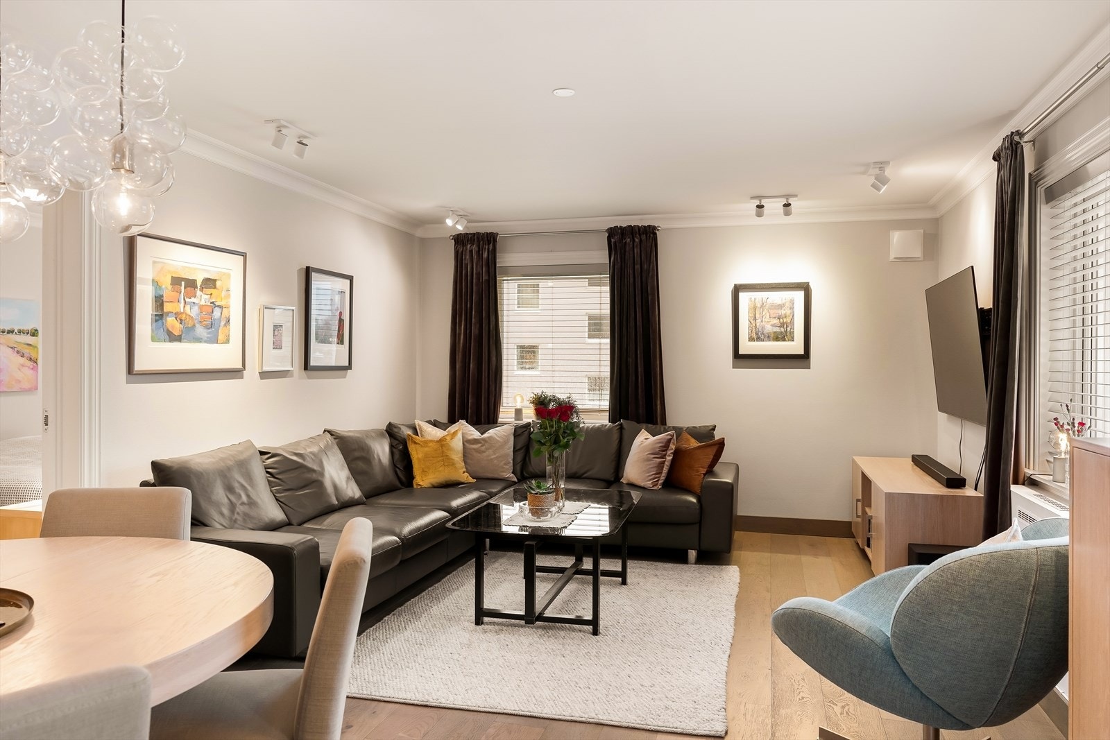 Velkommen til en stilfull og innbydende stue med moderne detaljer og elegant belysning som skaper en varm atmosfære. Galleribilde