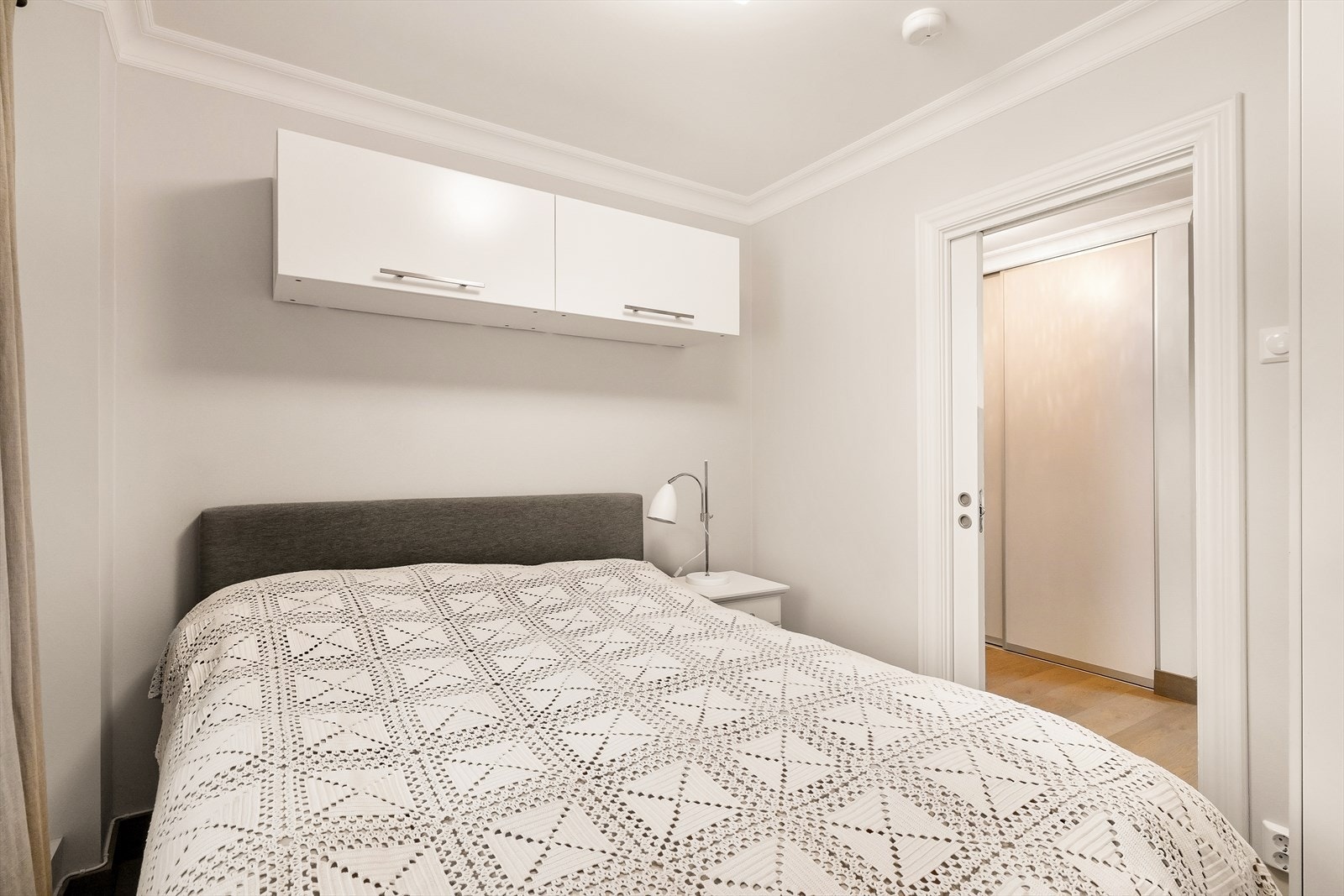 Soverom nr. 2. Lyst og moderne soverom med praktiske oppbevaringsløsninger. Galleribilde