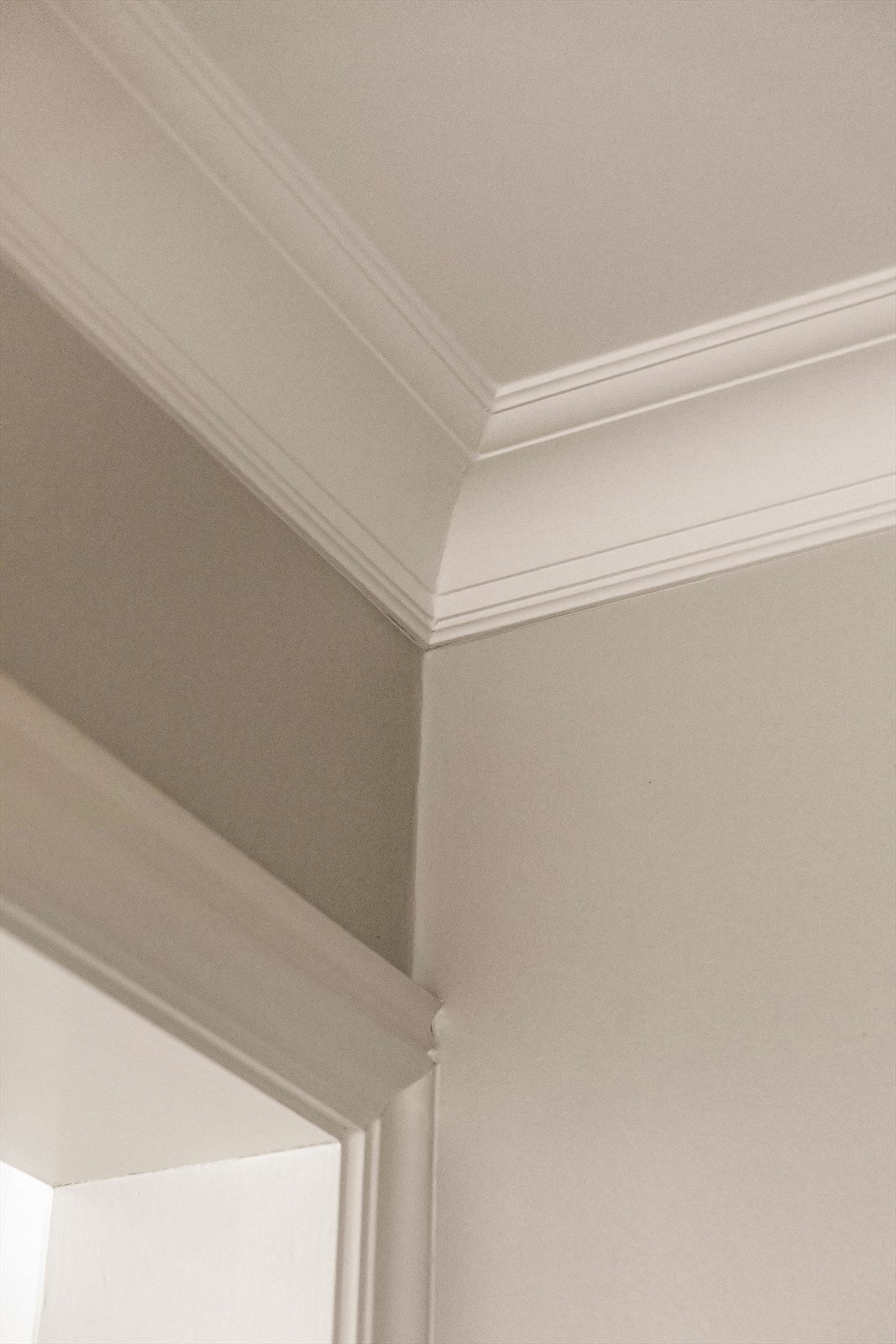 Herskapelig listverk , gir rommet et klassisk og elegant preg, perfekt for den kvalitetsbevisste kjøperen. Galleribilde