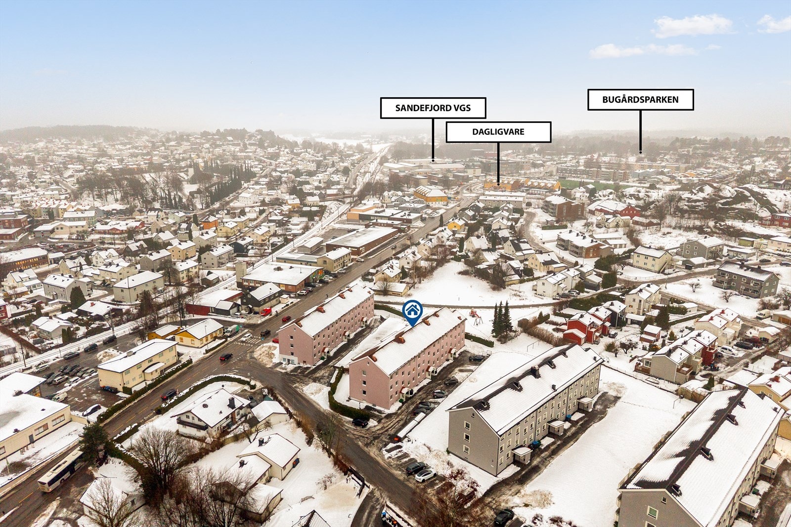 Leiligheten ligger i et meget barnevennlig og populært boligområde nær sentrum og Bugården. Det er ca. 10 minutter gange til jernbanestasjon og sentrum. Området har nærhet til skoler og barnehager, samt gode bussforbindelser til sentrum. Galleribilde