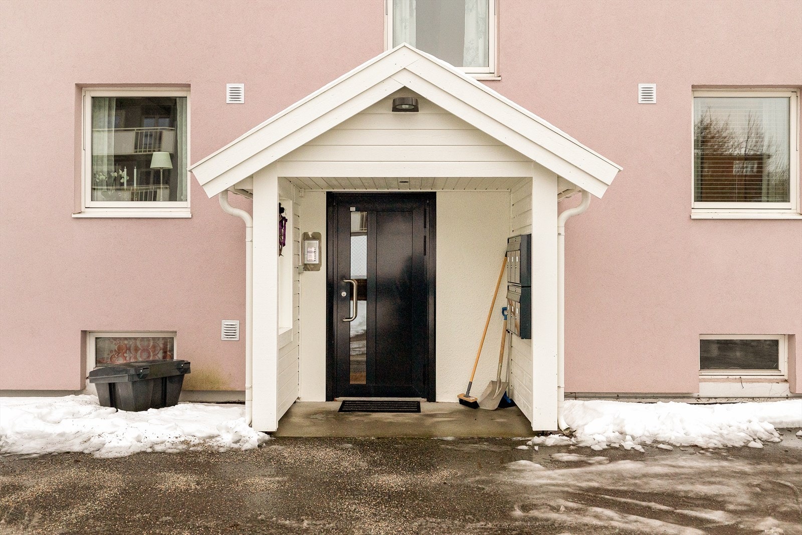 Pent og skjermet inngangsparti med overbygg som gir en lun og trygg ankomst. Bygget har callinganlegg for enkel og sikker adkomst. Galleribilde