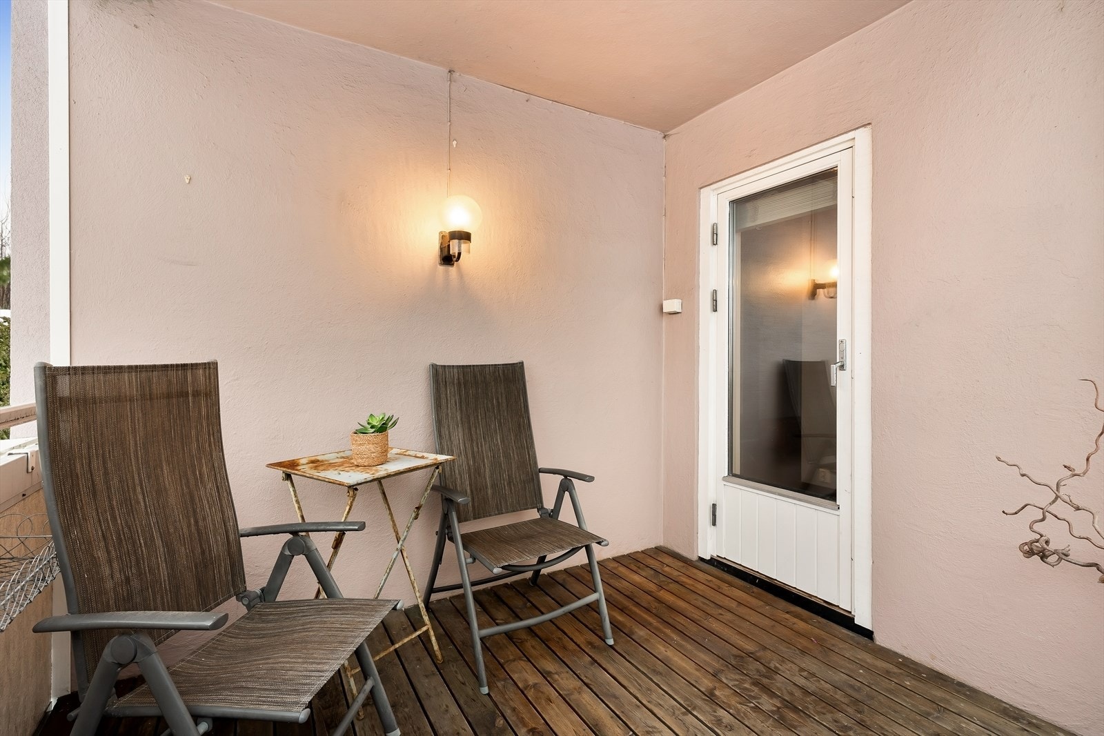 Lys og koselig balkong med tredekke, perfekt for avslapning. Her kan du nyte rolige stunder utendørs. Galleribilde