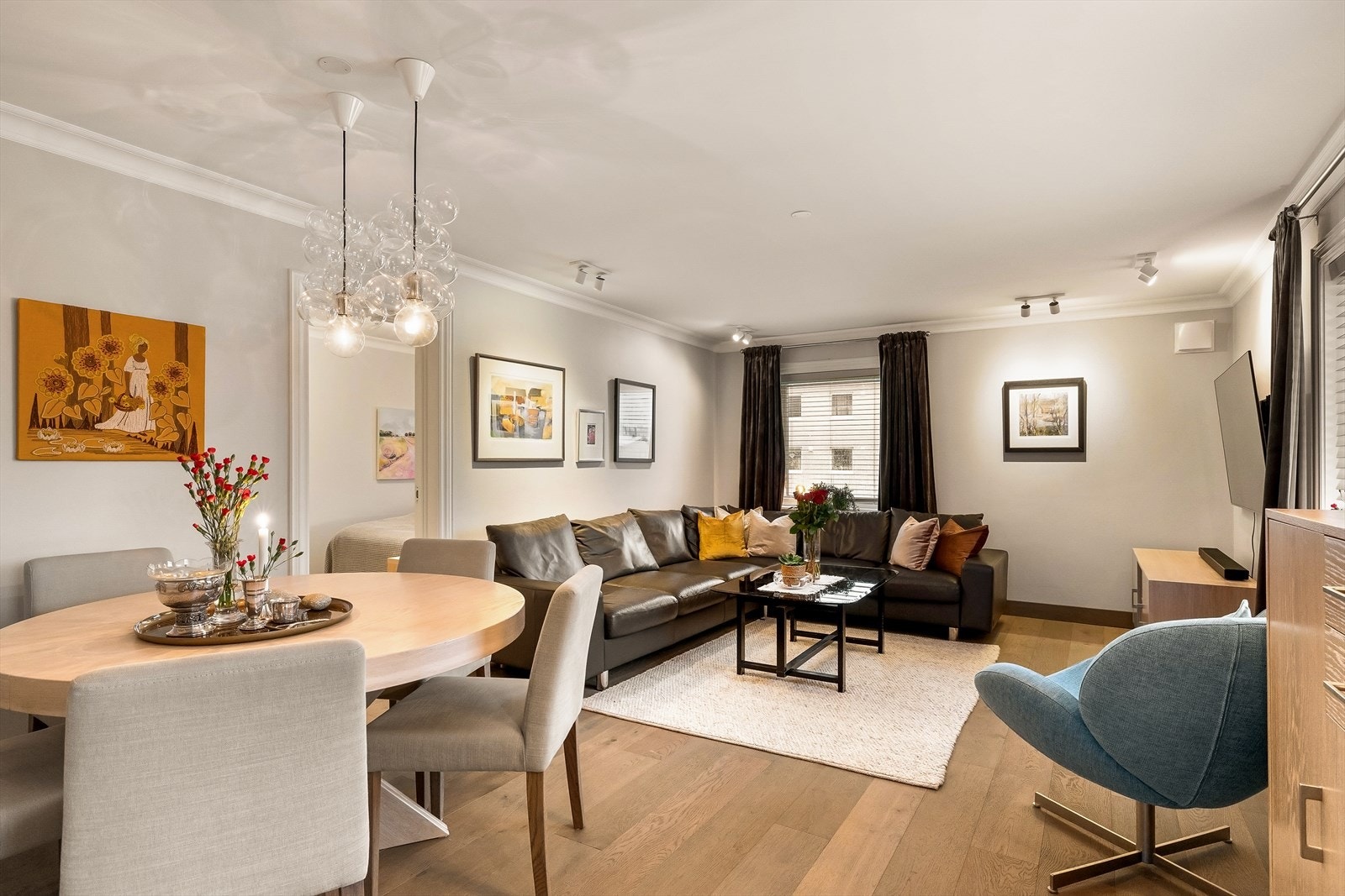 Stuen byr på svært gode møbleringsmuligheter, med plass til både sofa gruppe, spisebord og øvrig ønsket innredning Galleribilde