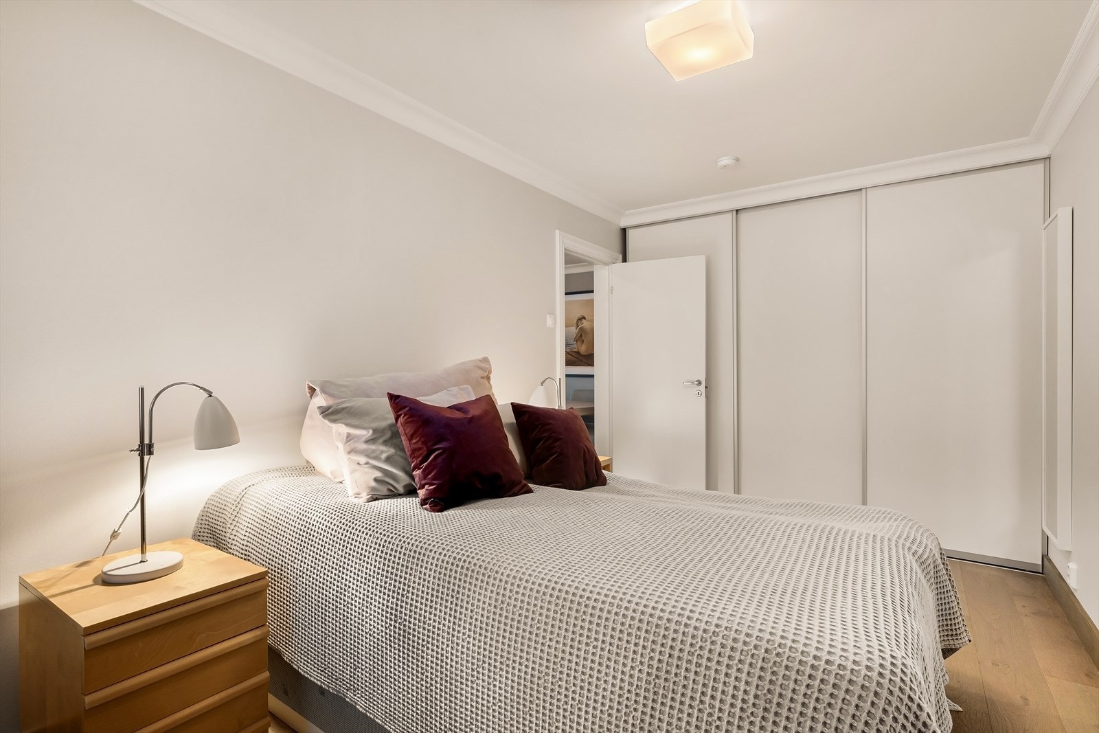 Praktisk skyvedørsgarderobe som gir effektiv og plassbesparende oppbevaring. Galleribilde