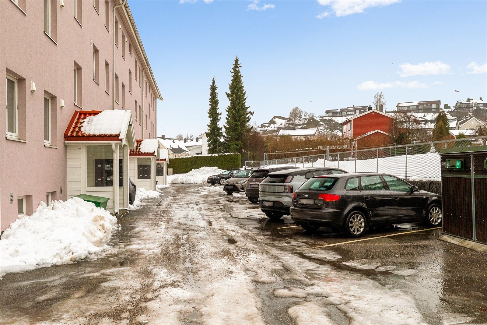 Parkeringsplasser rett på utsiden av inngangspartiet. Galleribilde