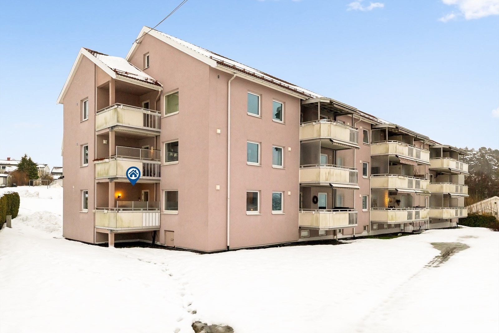 Velkommen til Syd Georgiagata 1C - en flott, gjennomgående hjørneleilighet i høy 1. etasje. Leiligheten byr på tre gode soverom, et lekkert og moderne kjøkken samt et stilrent flislagt bad. Her får du også parkeringsplass og en solrik, sydvent balkong. Galleribilde