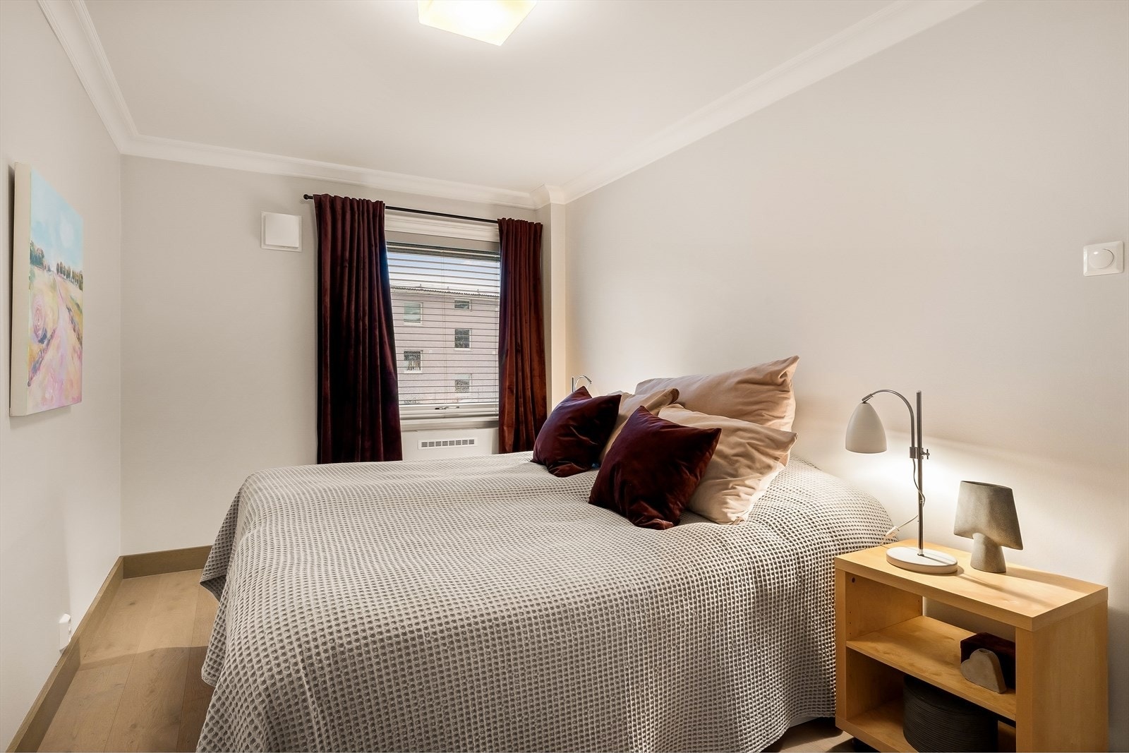 Hovedsoverom. Lyst og innbydende med store vinduer som slipper inn rikelig naturlig lys og skaper en behagelig atmosfære for avslapning. Parkett fra Halvor Bakke og elegante trepersienner foran vinduene gir rommet et gjennomført og stilfullt uttrykk. Galleribilde