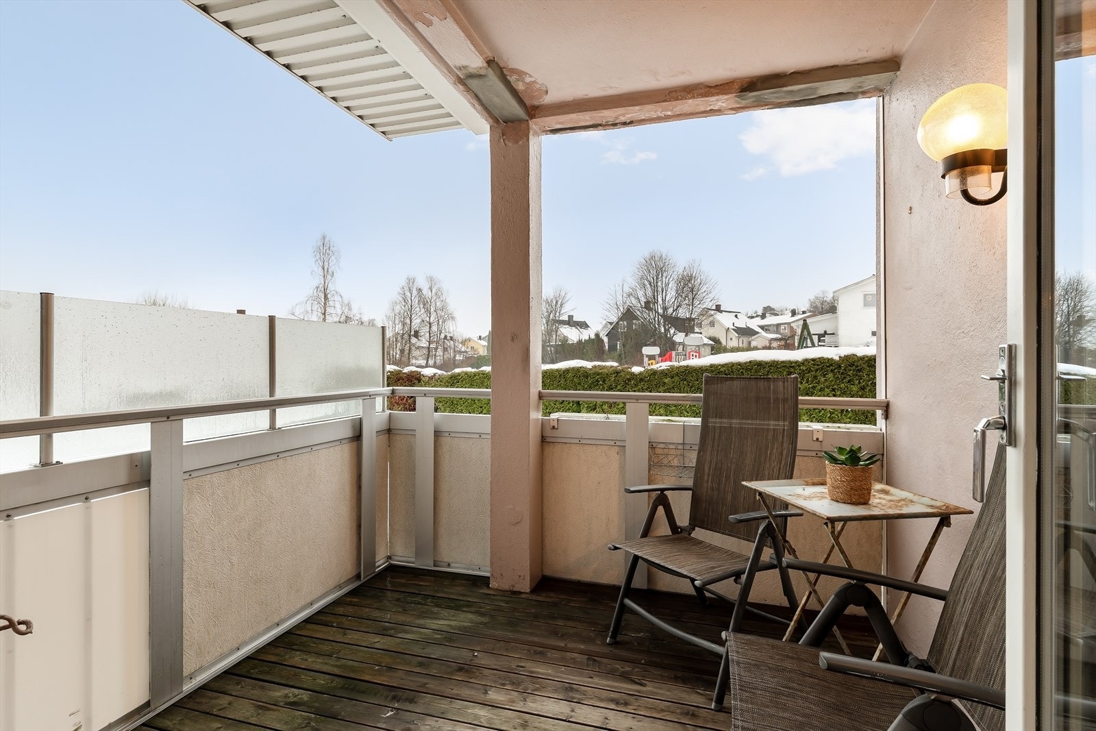 Overbygget, sydvestvendt balkong som gir gode solforhold og en lun uteplass store deler av dagen. Galleribilde