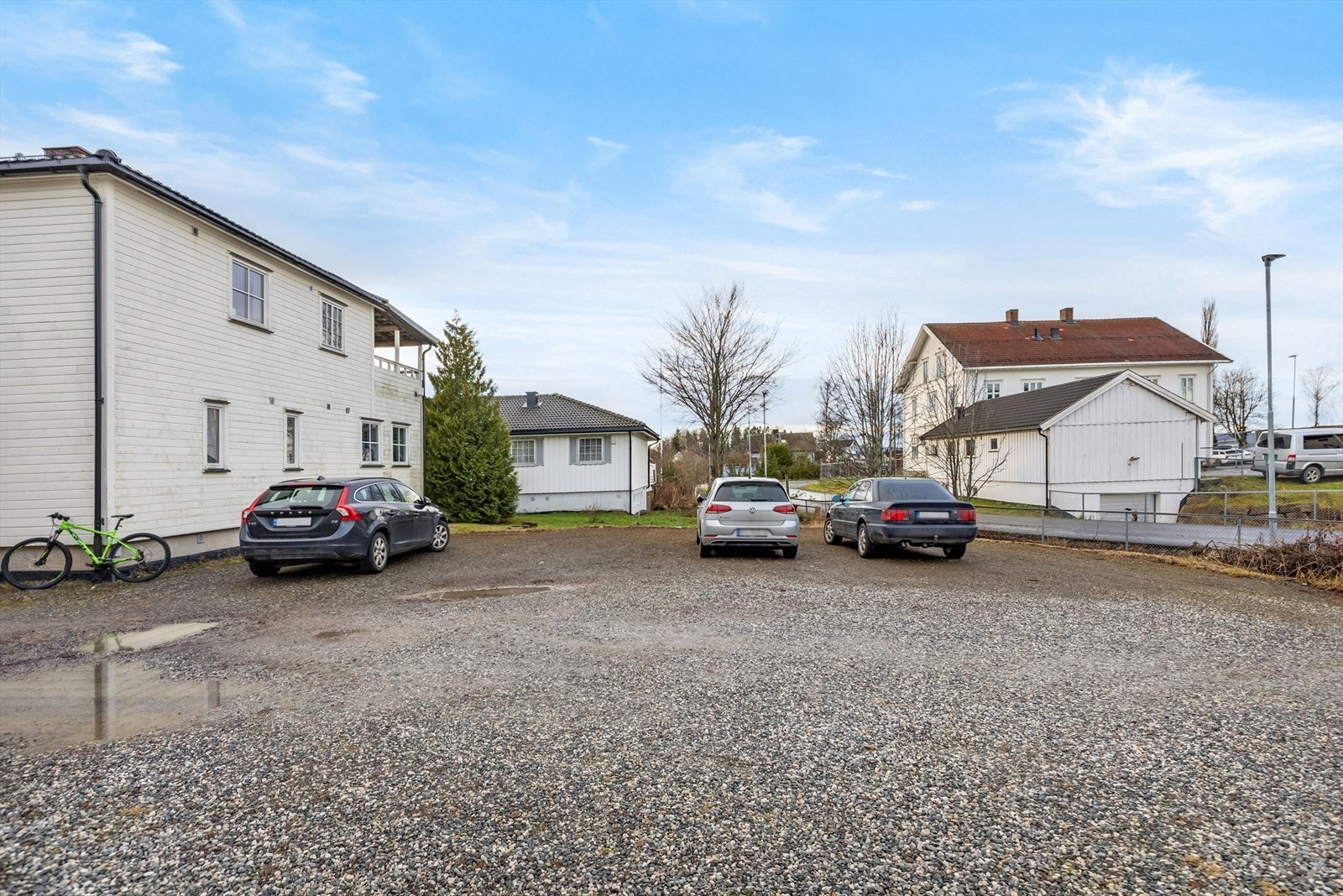 Beliggenheten gir enkel tilgang til offentlig transport, med Kløfta stasjon 15 minutter unna. Galleribilde