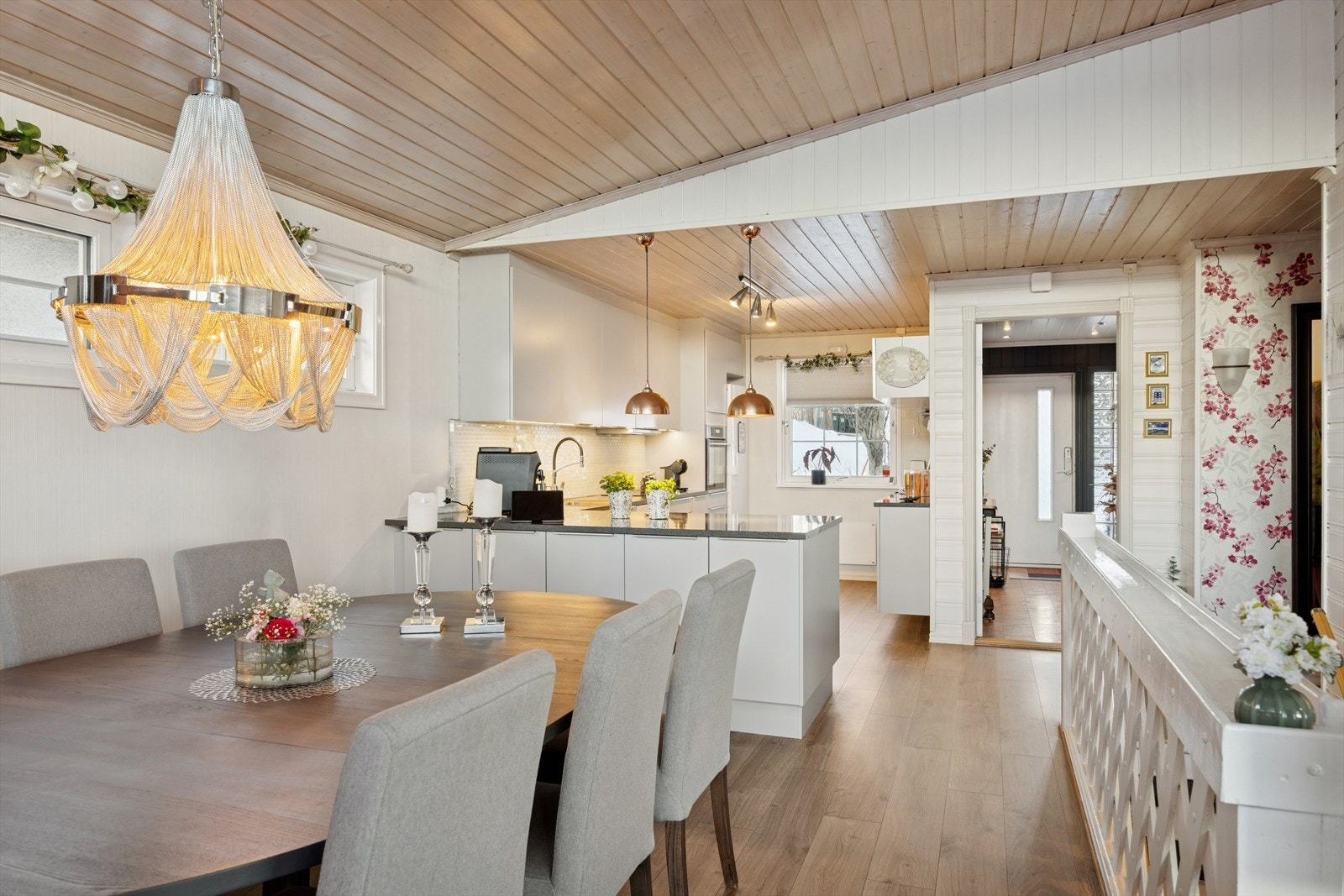 Kjøkkenet er praktisk plassert i tilknytning til spiseplassen. Galleribilde