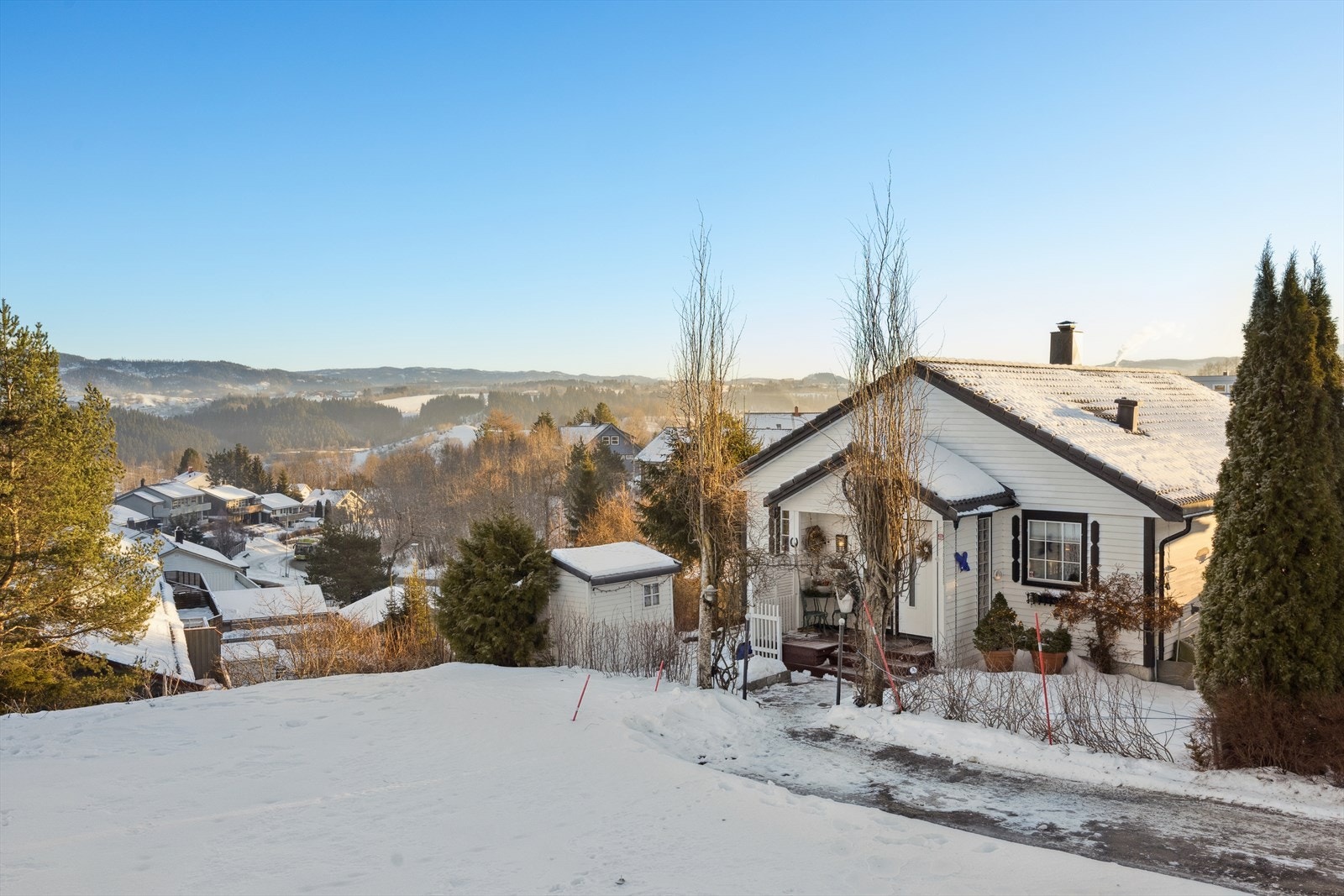 Boligen ligger i et veletablert og familievennlig nabolag. Galleribilde