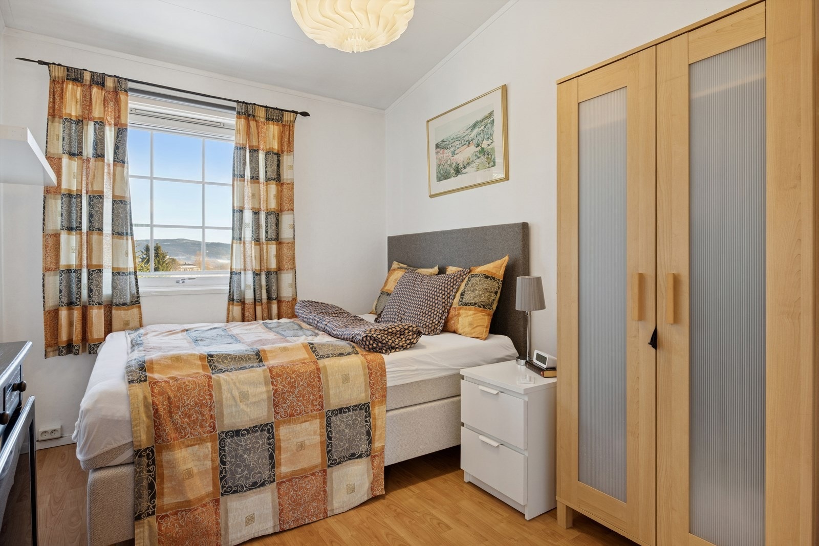 Det andre soverommet i første etasje er på 11,5 m² og har plass til dobbeltseng. Galleribilde