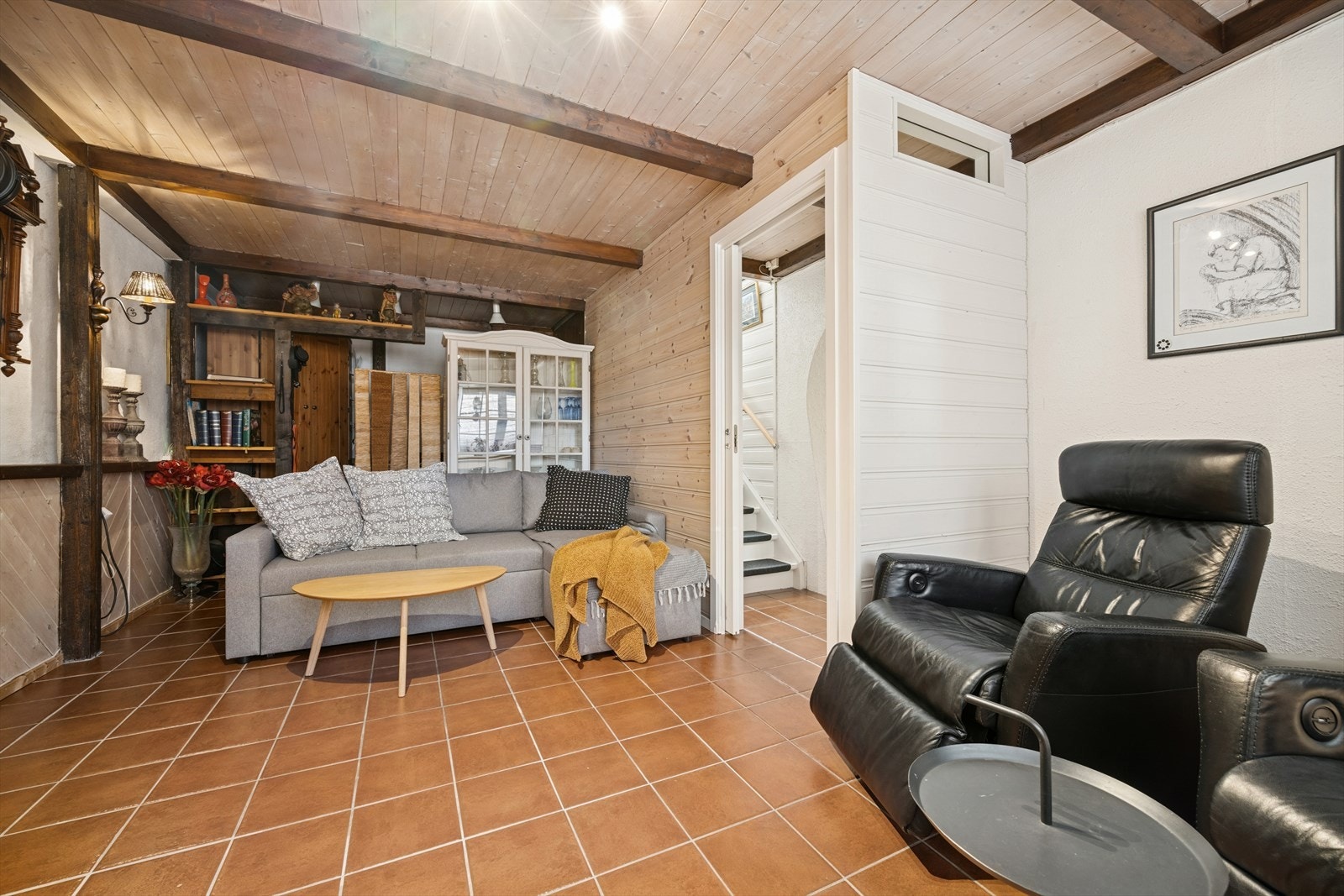 Fra kjellerstuen er det utgang til en stor, markterrasse på 46,5 m². Galleribilde