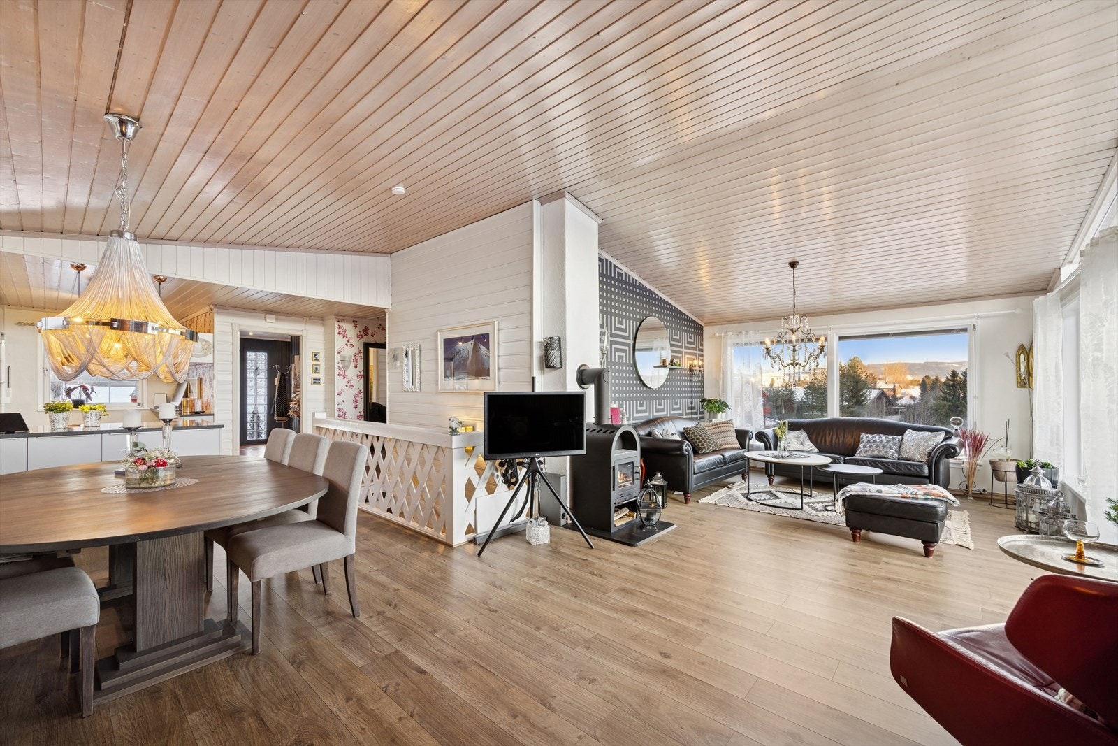 Åpen stue- og kjøkkenløsning, et sosialt allrom med god takhøyde. Galleribilde