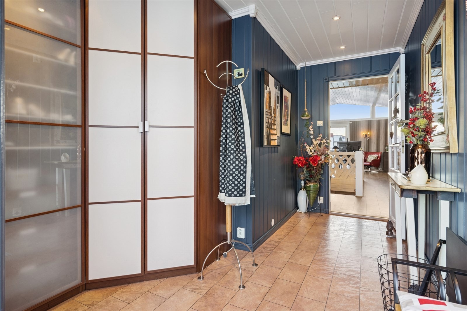 Entréen er romslig med god plass til garderobeløsning og oppbevaring. Galleribilde