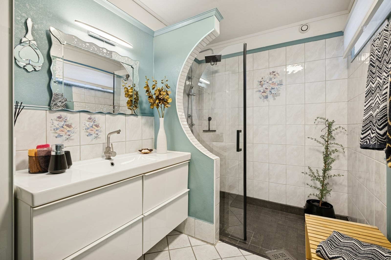 Badet har en særegen utforming med en buet vegg som skiller dusjsonen. Galleribilde