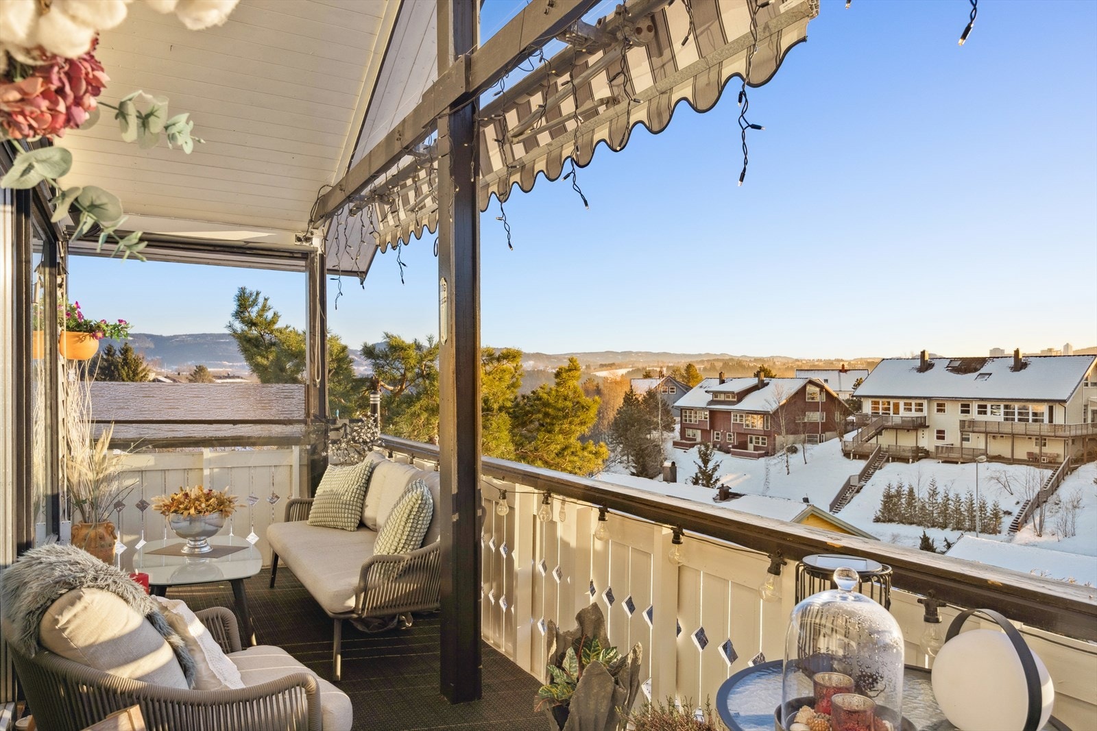 Balkongen er ca. 17,5m ² og herfra har du fin oversikt over nærområdet. Galleribilde