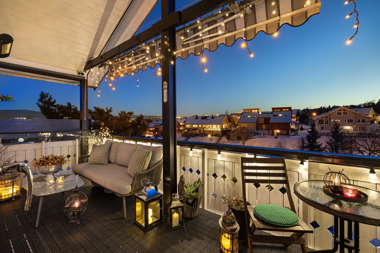 Boligen har en stor, delvis overbygget balkong med god plass for flere sittesoner. Galleribilde