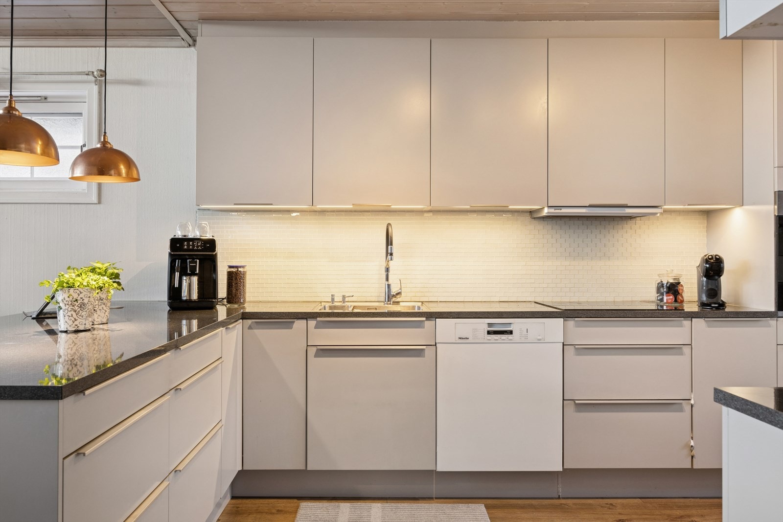 Kjøkkenet er utstyrt med integrerte hvitevarer, inkludert oppvaskmaskin fra Miele. Galleribilde