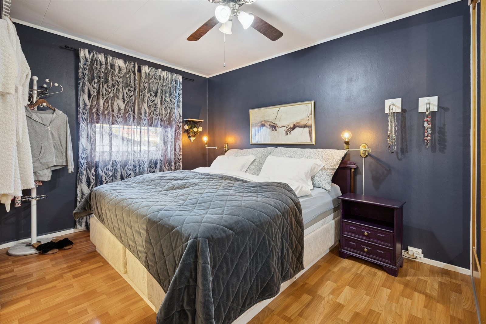 Hovedsoverommet første etasje er romslig med god plass til seng og garderobeløsning. Galleribilde