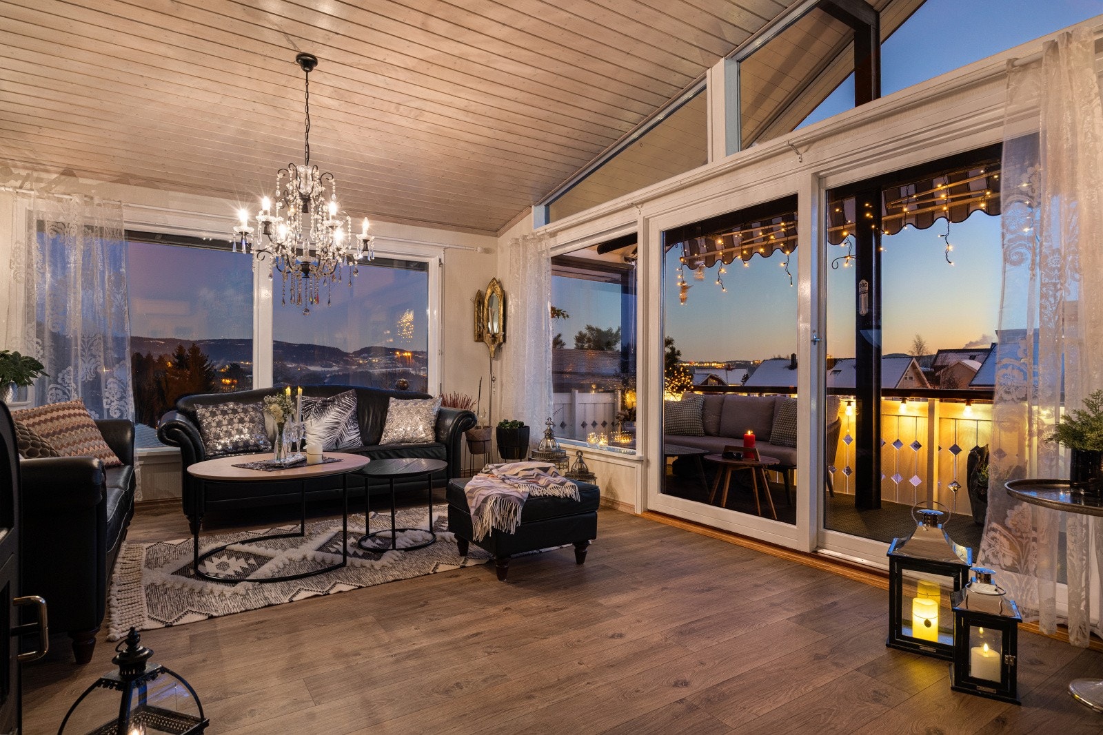 Store vindusflater og glassdører slipper inn rikelig med naturlig lys og leder ut til balkongen. Galleribilde