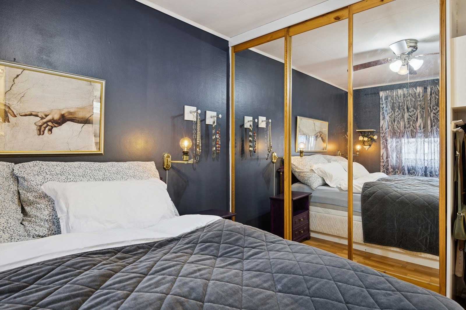 Rommet har en stor skyvedørsgarderobe for effektiv oppbevaring. Galleribilde