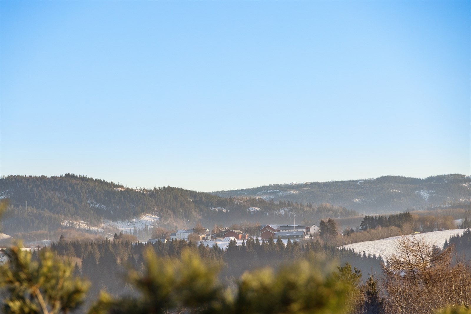 Zoomet utsikt fra eiendommen. Galleribilde