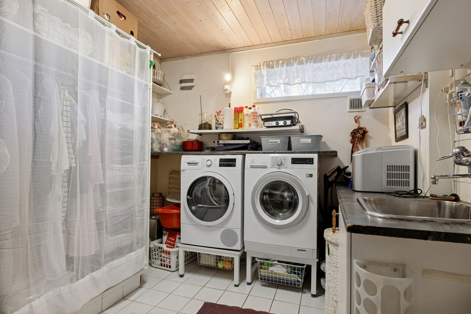 Separat og praktisk vaskerom med opplegg for vaskemaskin og tørketrommel. Galleribilde