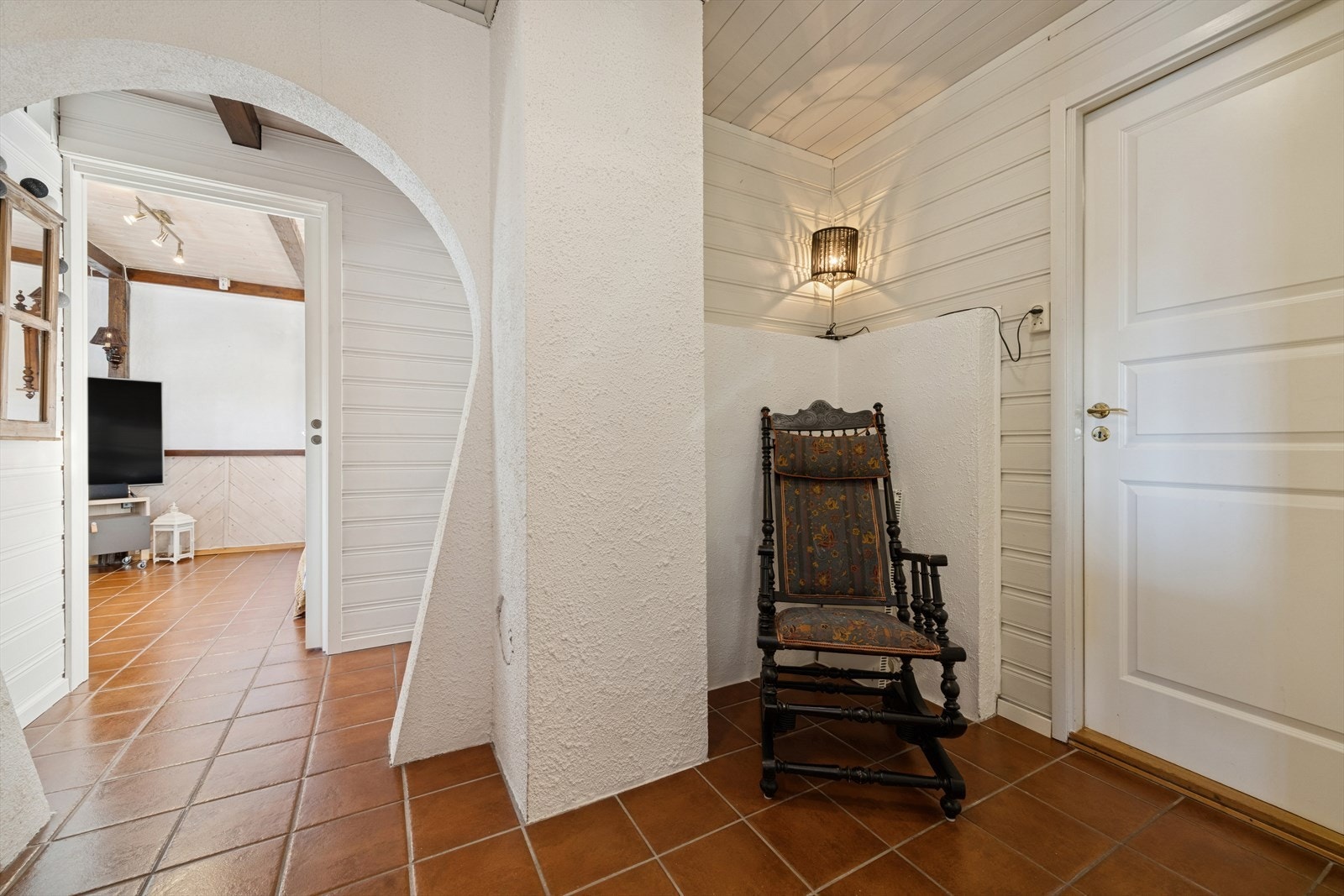 Trappen leder ned til sokkeletasjen, som byr på flere bruksmuligheter. Galleribilde