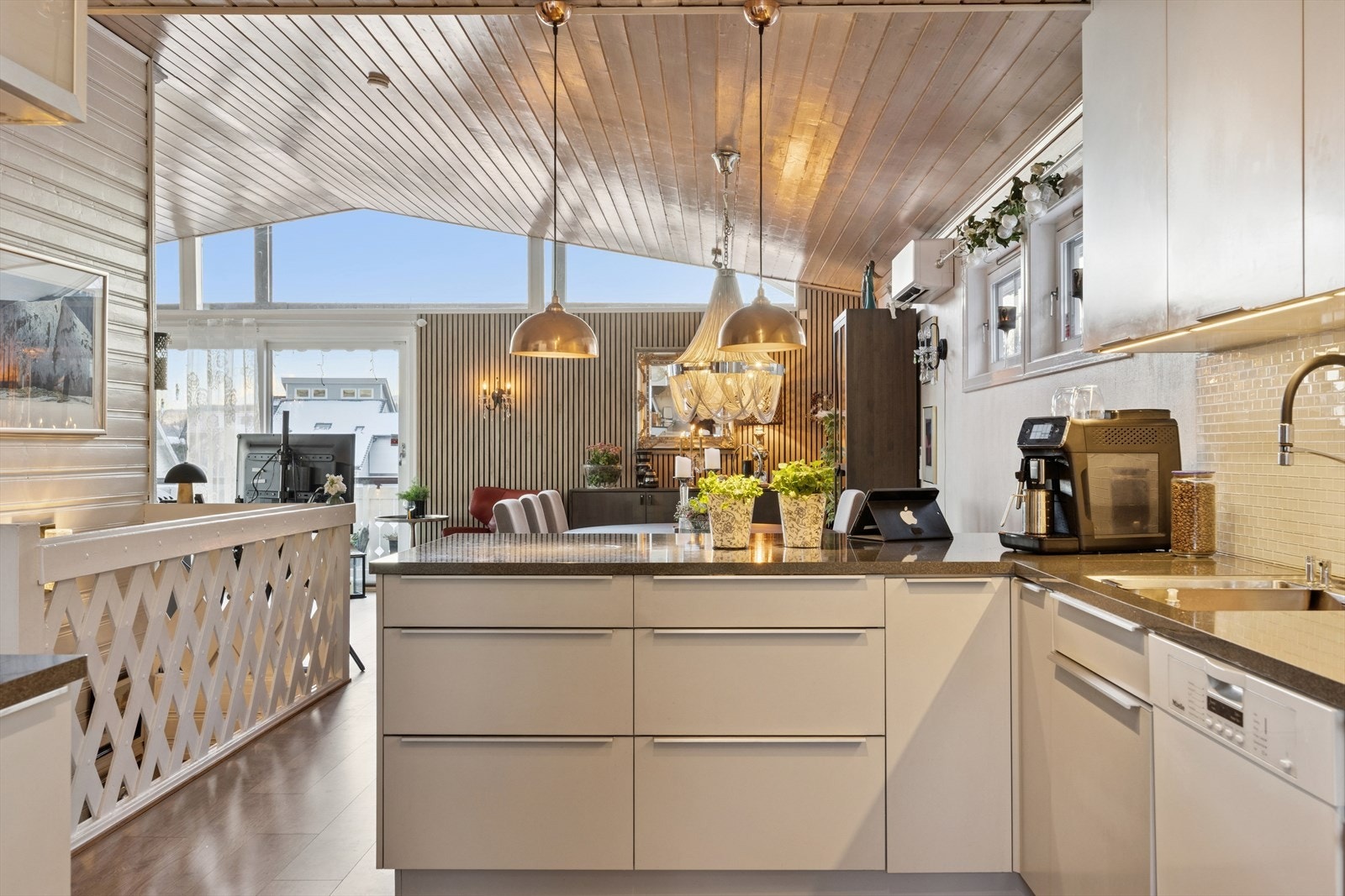 Kjøkkenøy med rikelig benke- og lagringsplass. Galleribilde