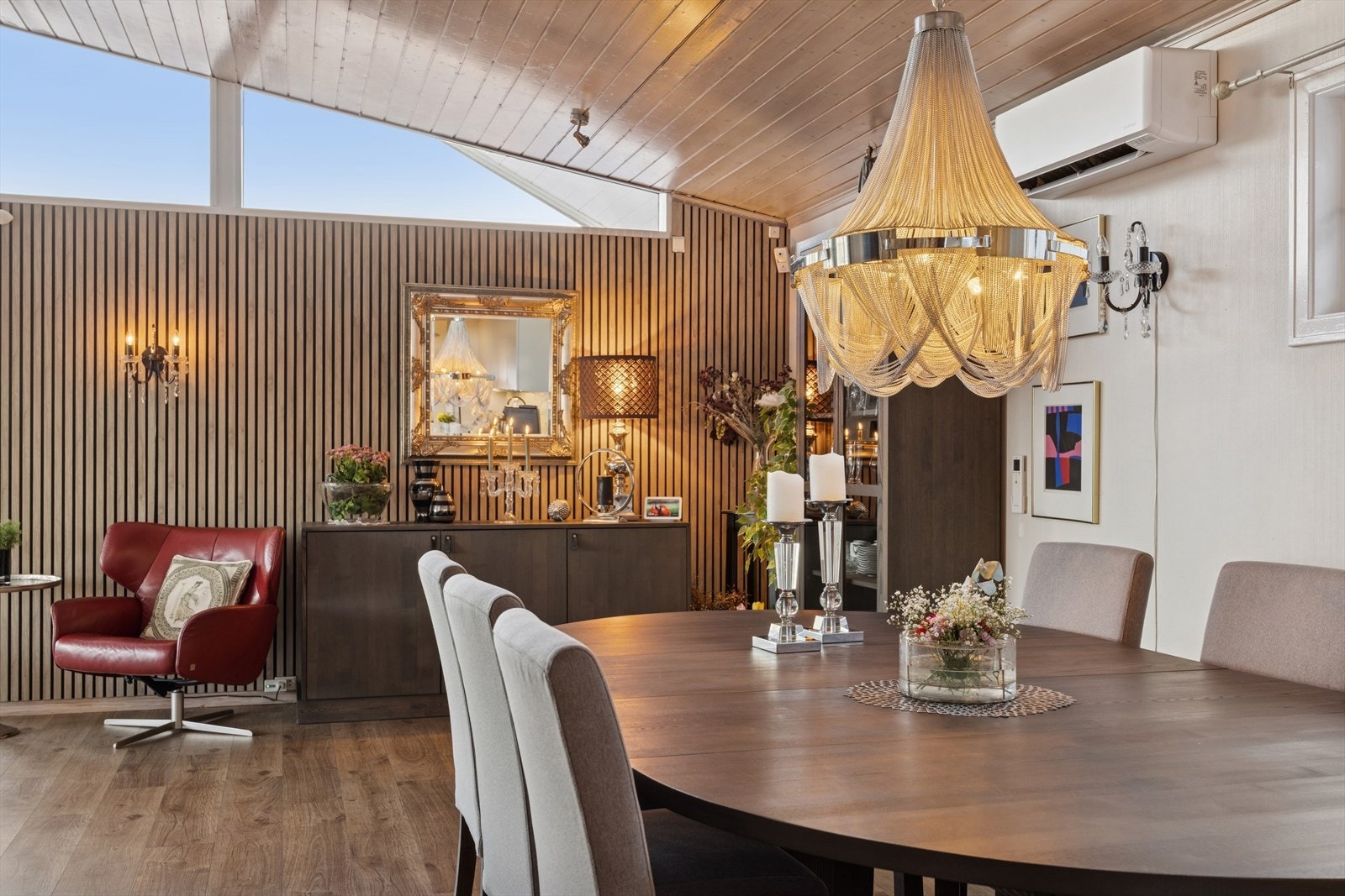 Spisestuen har god plass til et stort spisebord for hyggelige sammenkomster. Galleribilde