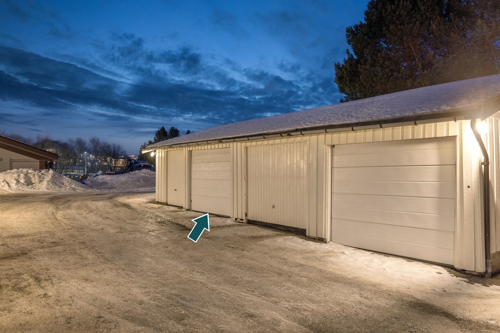 Til boligen medfølger en garasjeplass i felles rekke. Galleribilde