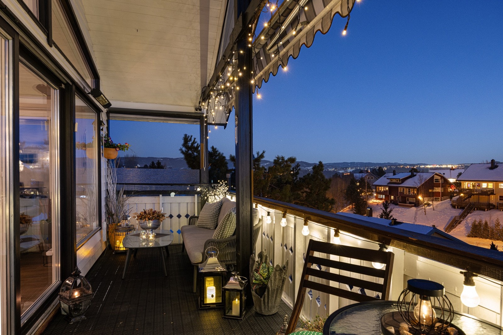 Størrelsen på balkongen gjør det er enkelt å møblere med blant annet sofakrok, spisebord og grill. Galleribilde