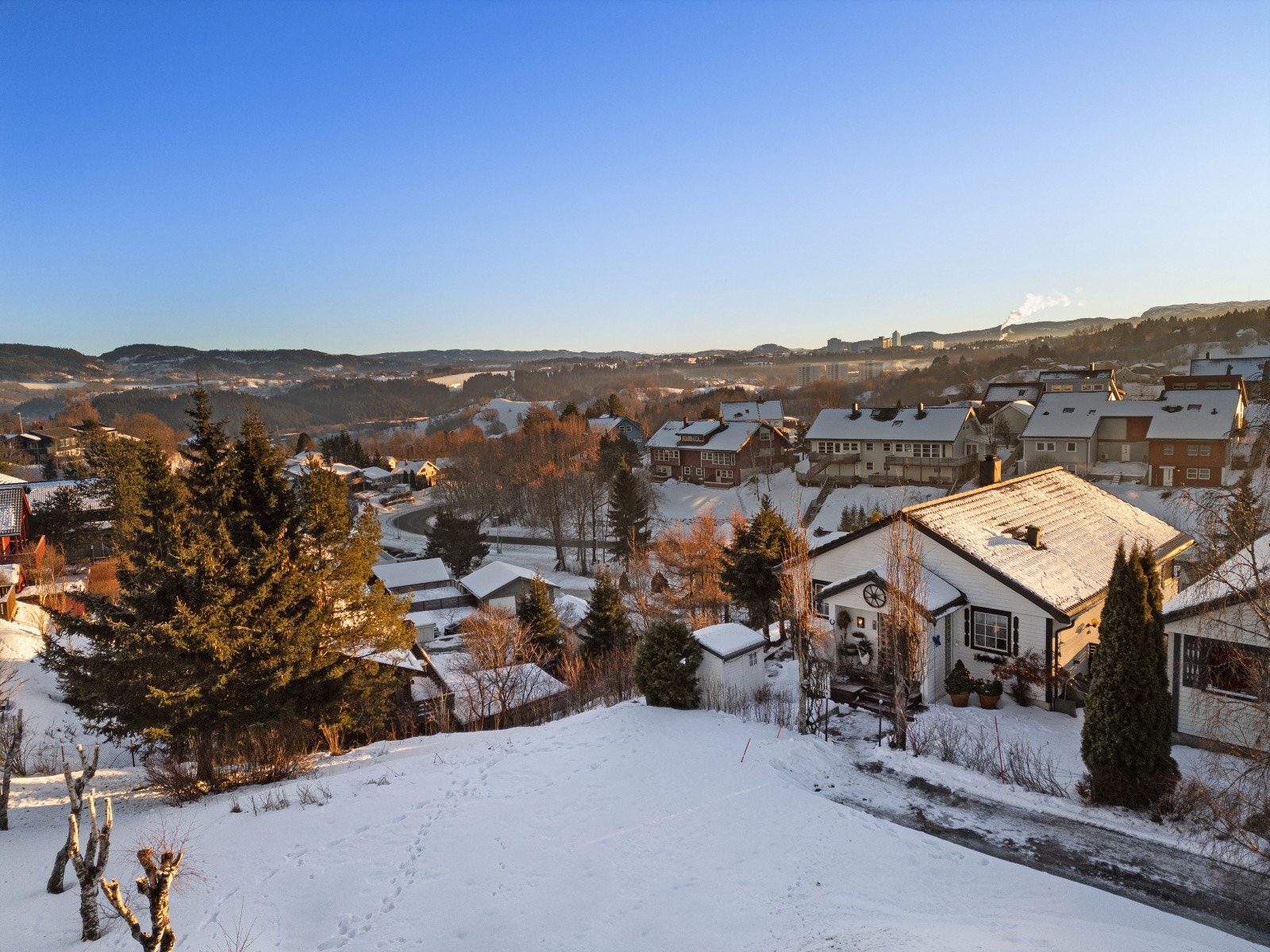 Eiendommen ligger i et rolig- og veletablert område. Galleribilde