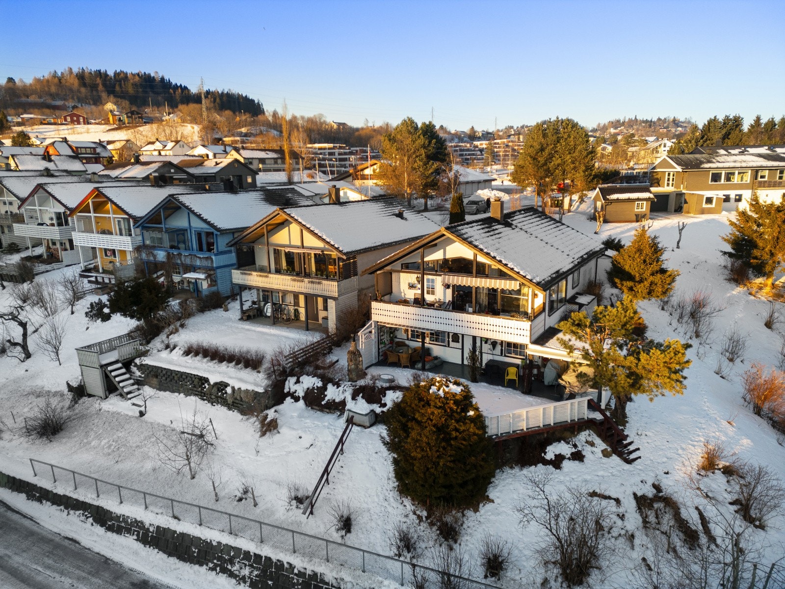 Boligen står på en eiet tomt på ca. 364 m². Boligen er en del av en velforening som administerer bredbånd/TV, brøyting, strøm/forsikring garasjer, drift og vedlikehold av fellesarealer. Galleribilde