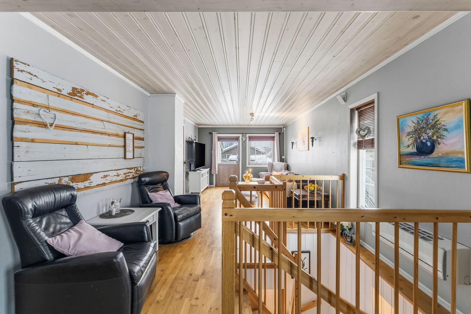 Stue og trappeadkomst til underetasjen. Galleribilde