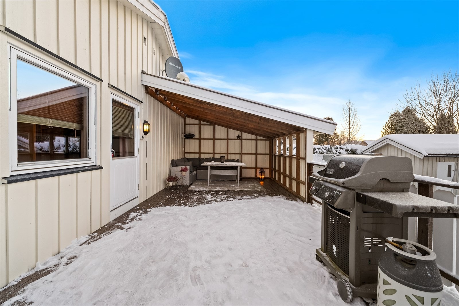 Det er adkomst fra stuen til en romslig terrasse på ca. 33 kvm. Her er det god plass til utemøblement. Galleribilde