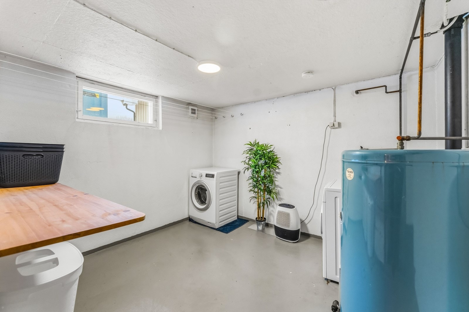 Praktisk vaskerom i kjeller med opplegg og plass til vaskemaskin og tørketrommel. Galleribilde