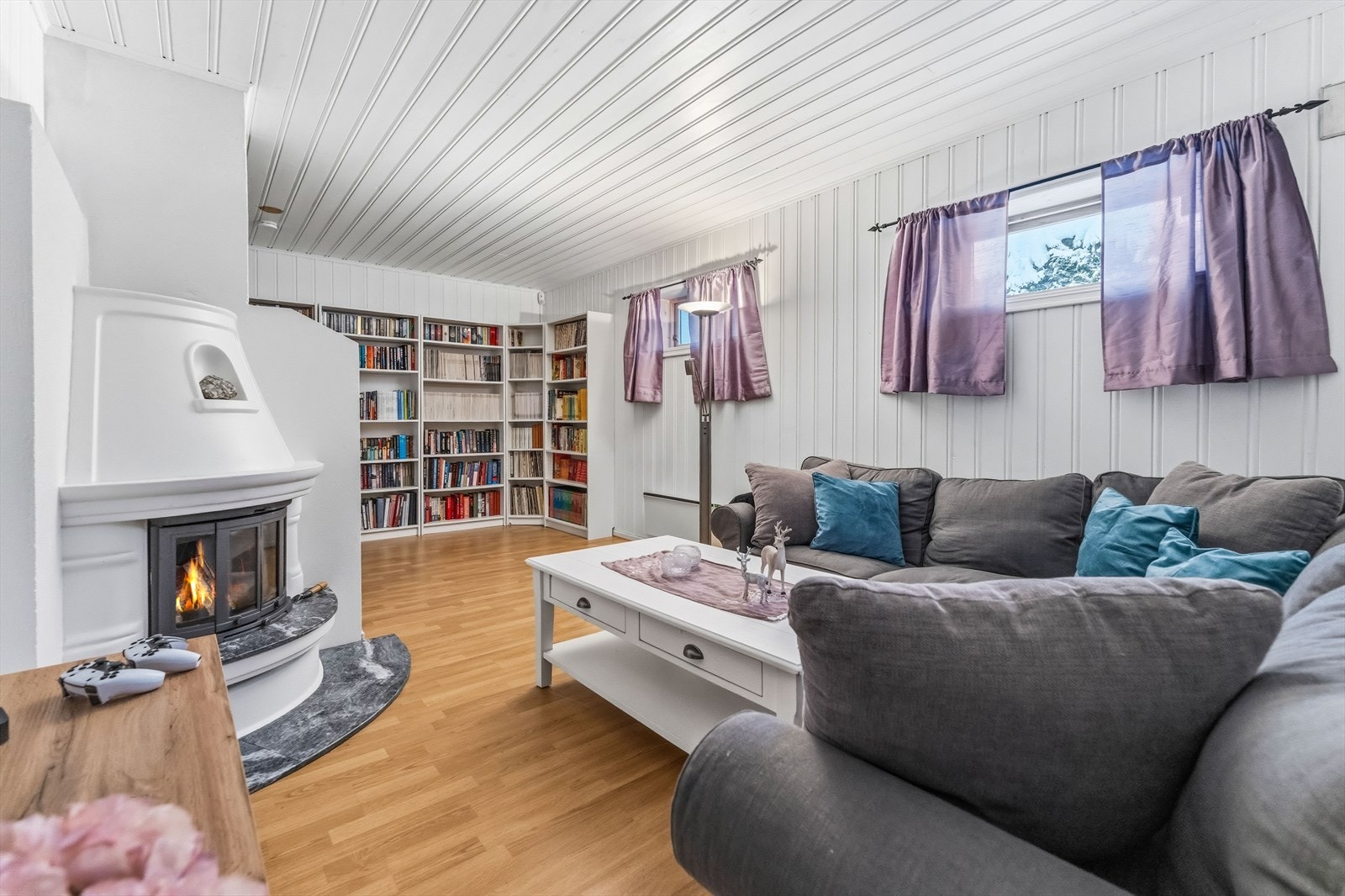 Koselig kjellerstue med peis. Galleribilde