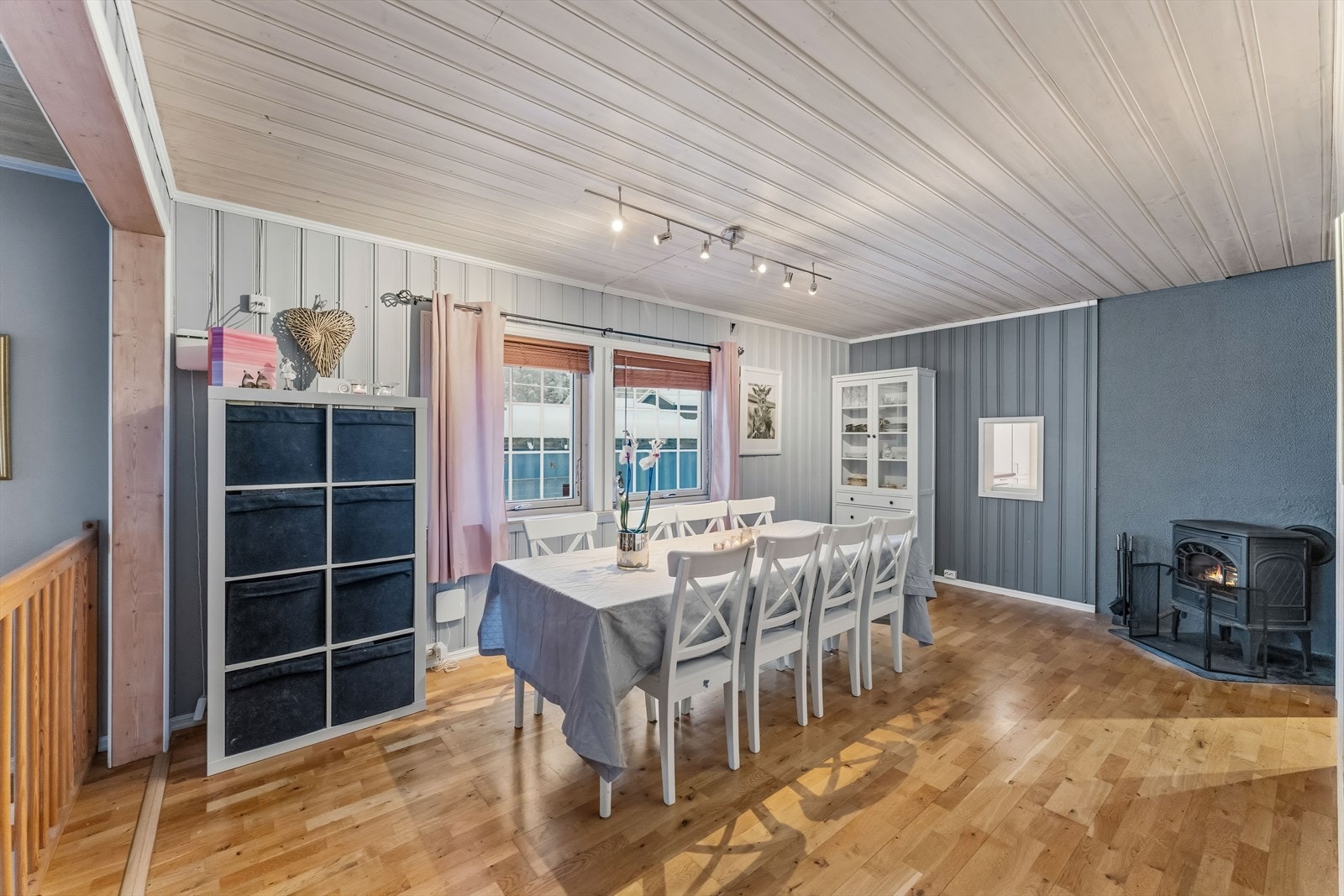 I stuen er det vedovn for vedfyring. Galleribilde