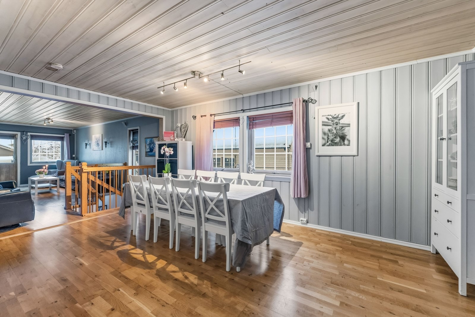 Spisestue/stue med god plass til ønsket møblement. Galleribilde