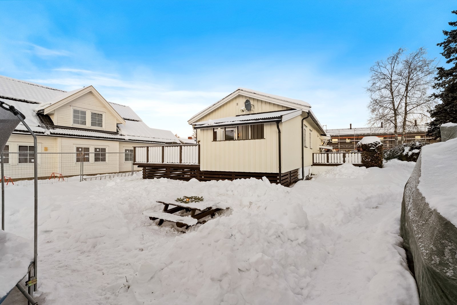 Hage med mye boltreplass for store, små og firbeinte! Galleribilde