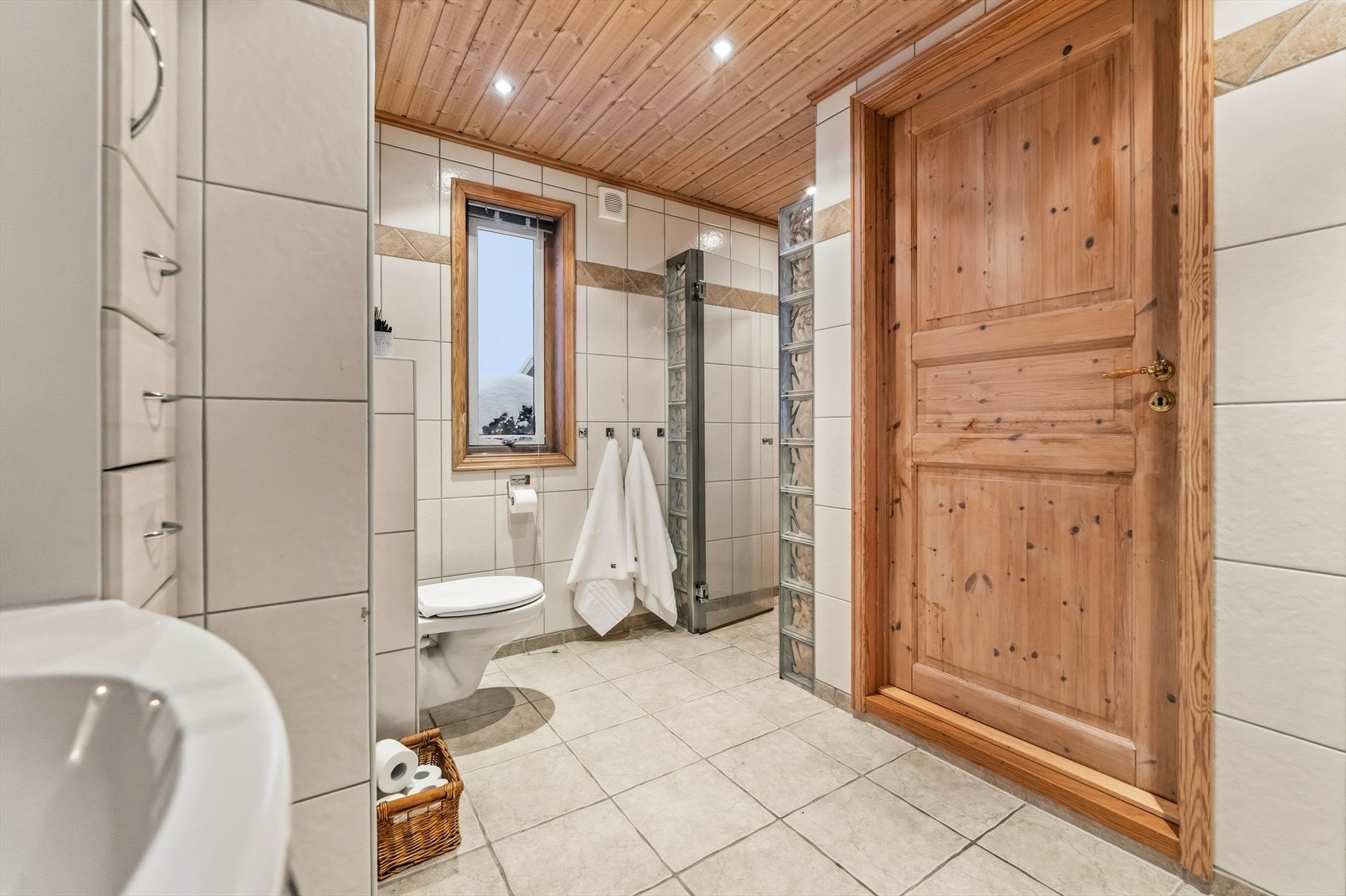 Bad med flislagte overflater. Det er downlights i himlingen på badet. Galleribilde