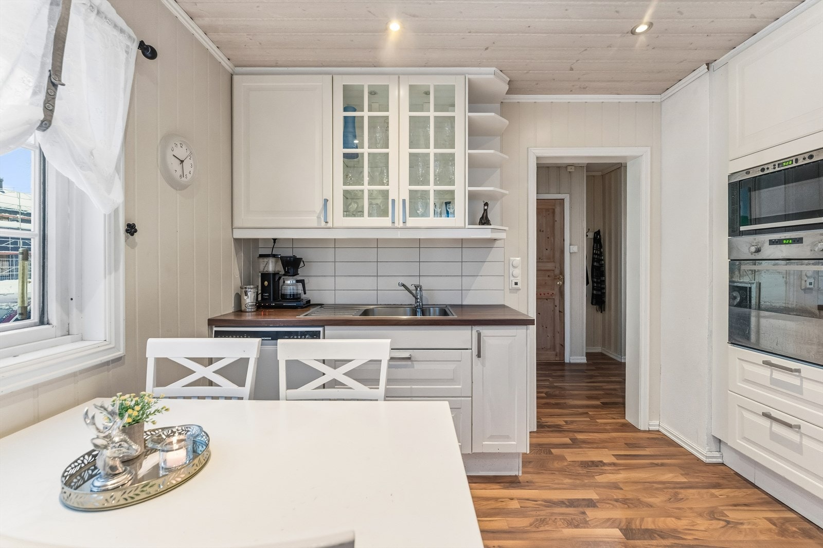 Flott kjøkken. Noen overskap har glassfronter. Galleribilde