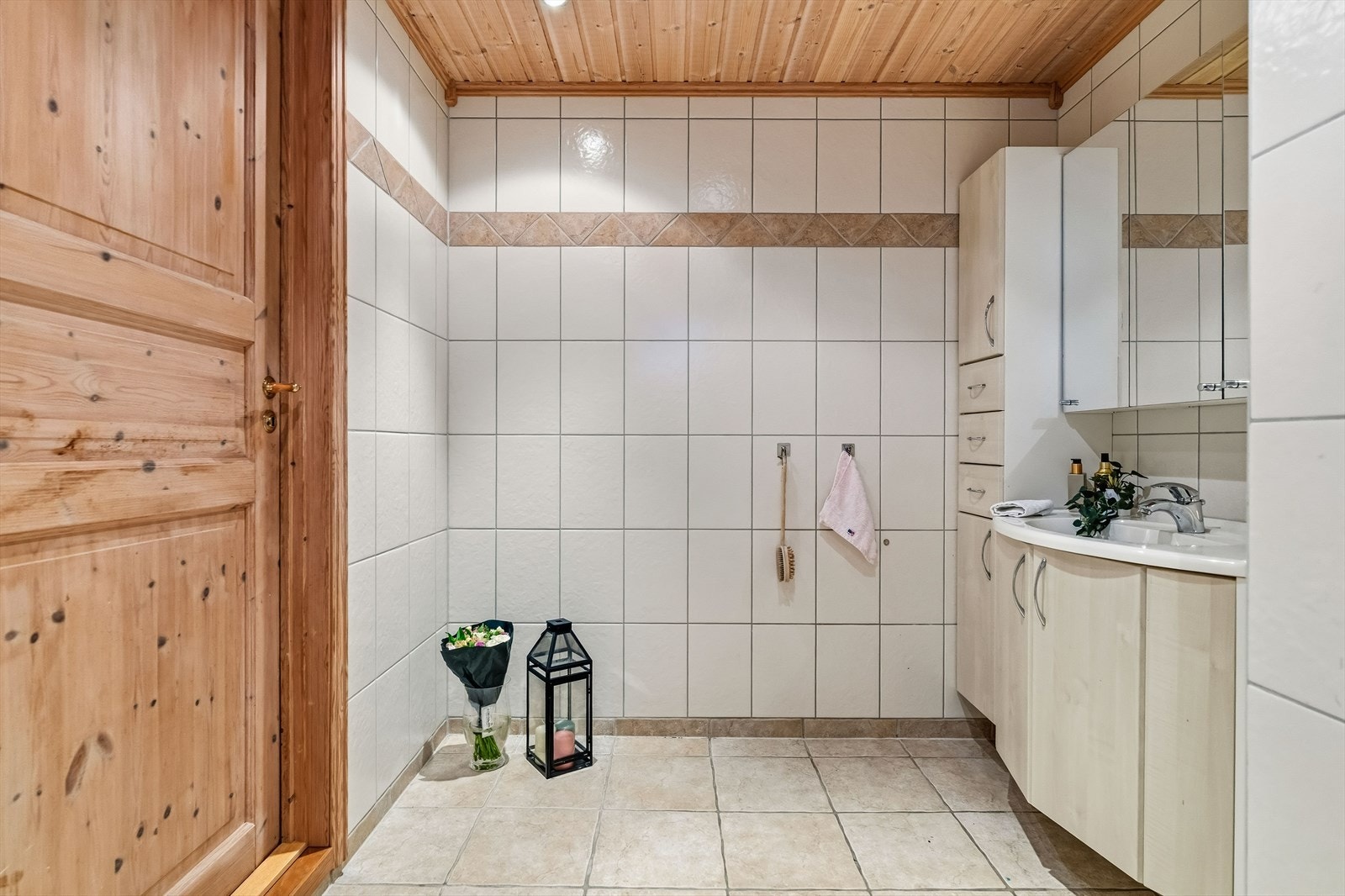 Badet er innredet med servant i baderomsinnredning, vegghengt toalett og dusjhjørne. Galleribilde