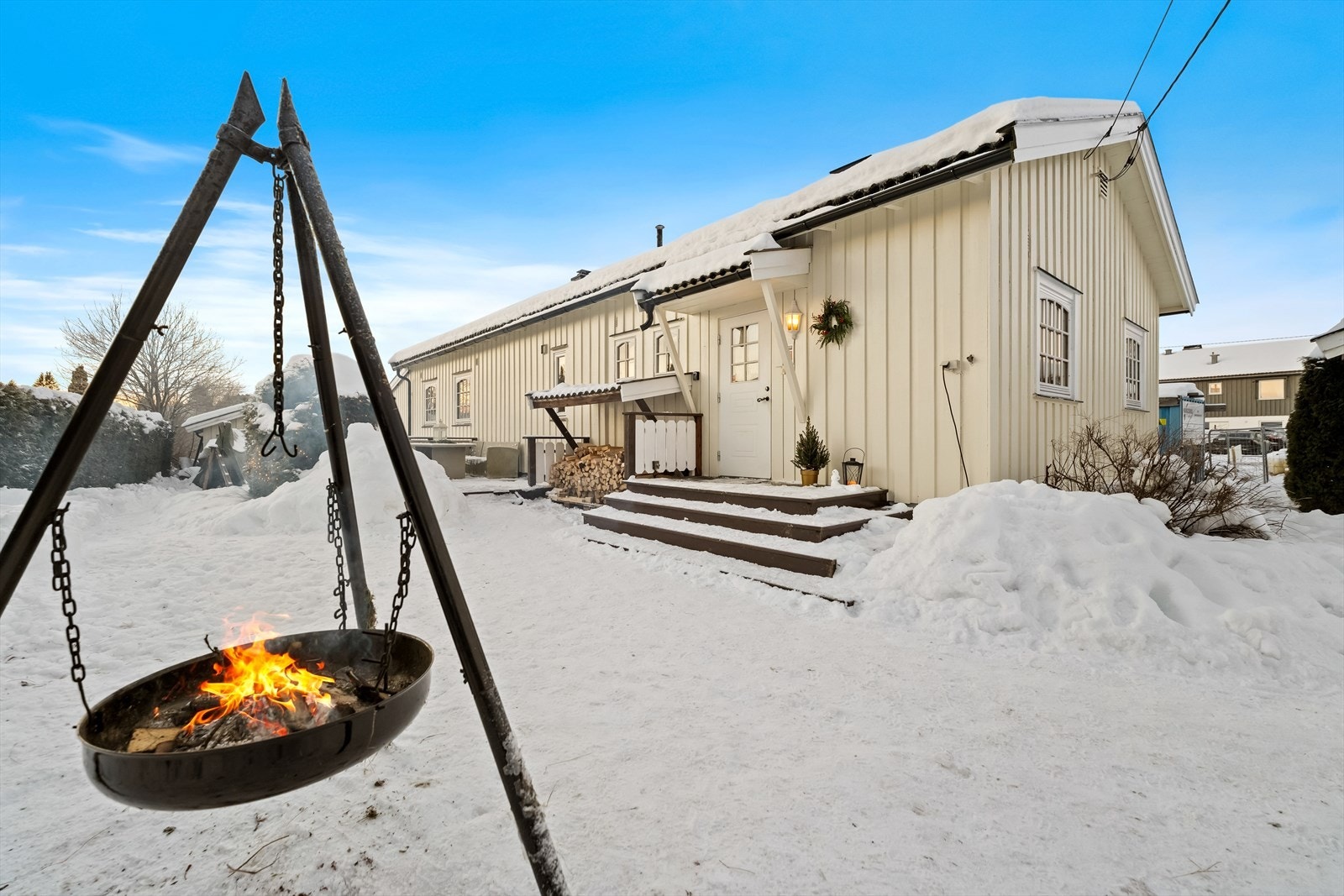 Boligen er omringet av en koselig hage med flere fine uteplasser. Her er det bare å fyre opp i bålpanna! Galleribilde