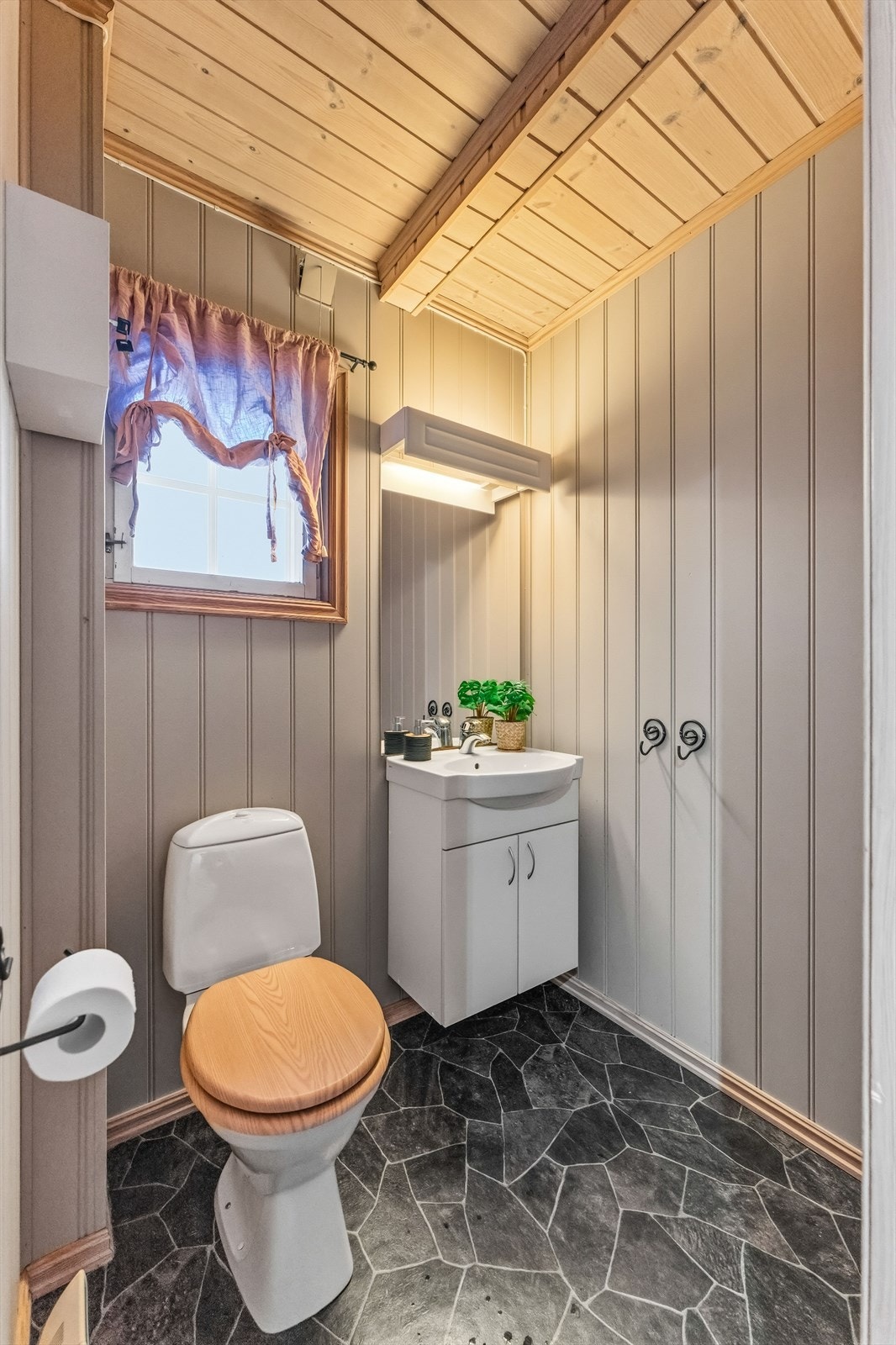 Praktisk toalettrom i 1. etasje innredet med wc og servantskap. Galleribilde